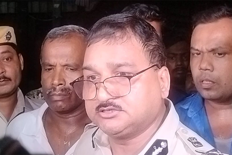 হামলার ঘটনার খবর পাওয়া মাত্রই ঘটনাস্থলে গিয়েছিলেন পুলিশ কমিশনার বিনীত গোয়েল। ঘটনাস্থল ঘুরে ‘ক্রুদ্ধ’ সিপি বলেন, ‘‘ডিসি নর্থ প্রতিবাদকারীদের রক্ষা করতে গিয়ে গুরুতর আহত হয়েছেন। তিনি অজ্ঞান হয়ে গিয়েছেন। এখানে যা হয়েছে তা ভুল প্রচারের জন্য। কলকাতা পুলিশ এই বিষয়টি নিয়ে চিন্তিত।’’