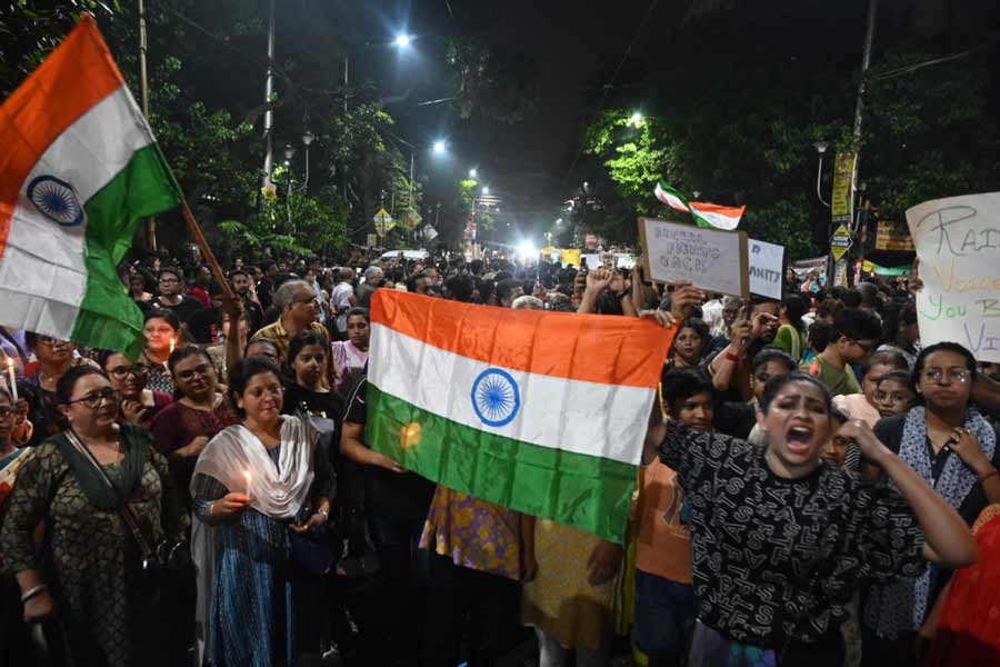 মধ্যরাতের লড়াই: আর জি কর-কাণ্ডের প্রতিবাদ। বুধবার রাতে, কলেজ স্ট্রিটে।