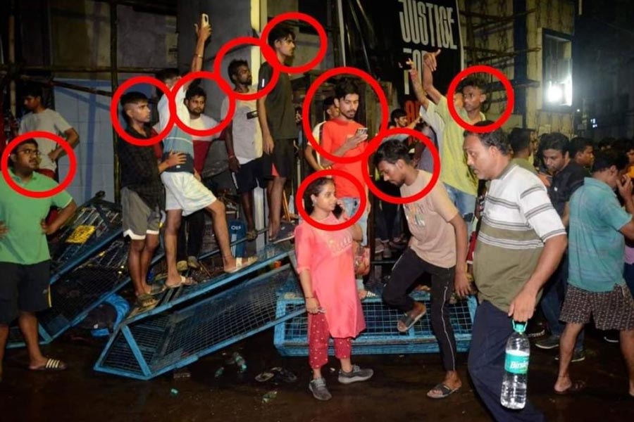 সমাজমাধ্যমে ‘সন্ধান চাই’ লিখে এই ছবি পোস্ট করেছে কলকাতা পুলিশ।