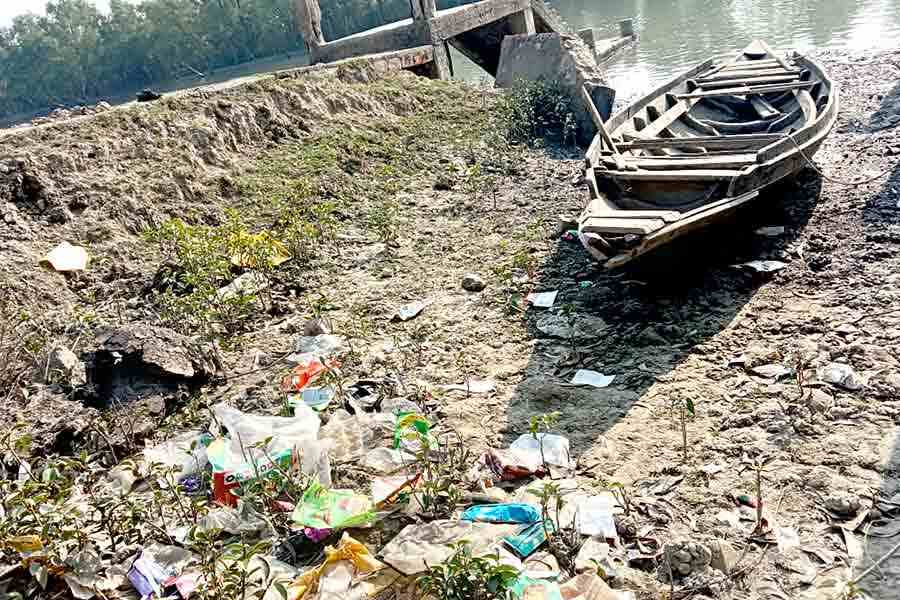 নদীর চরে জমে রয়েছে আবর্জনা।