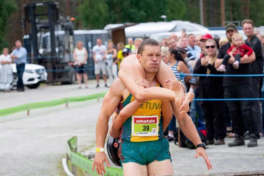 Bizarre Wife carrying world championship 
