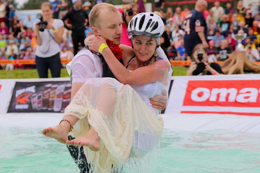 Bizarre Wife carrying world championship 