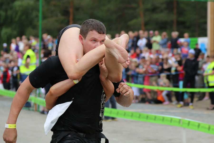 Bizarre Wife carrying world championship 