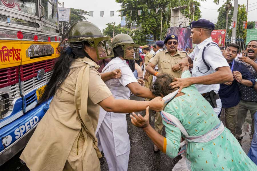 শ্যামবাজারে পুলিশের সঙ্গে ধস্তাধস্তি বিজেপি নেতা-কর্মীদের।