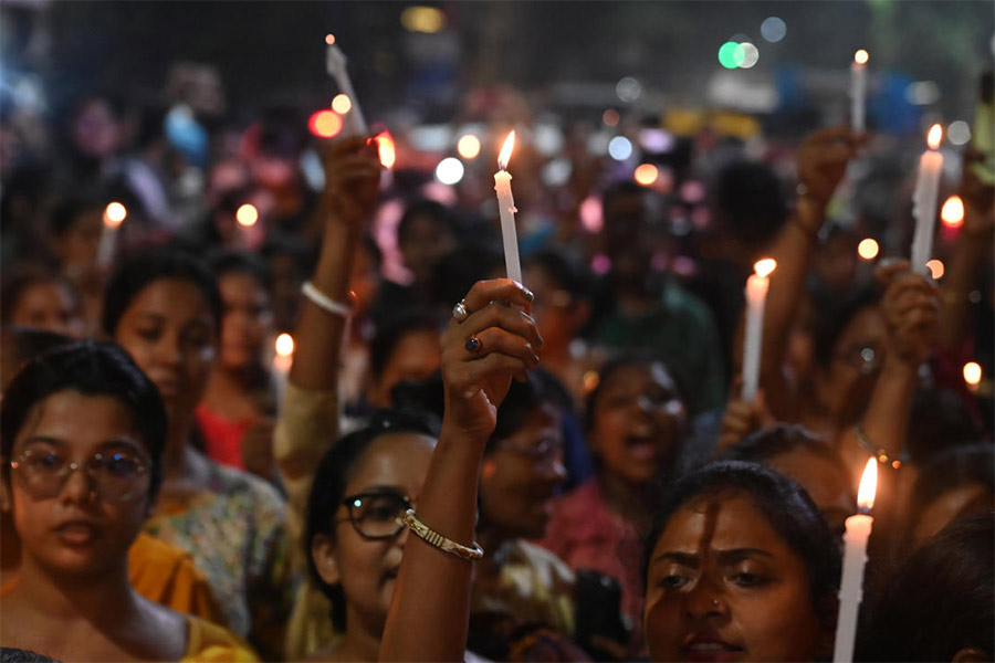 সঙ্ঘবদ্ধ: আর জি কর কাণ্ডের প্রতিবাদে কলেজ স্ট্রিটে মেয়েদের রাত দখলের কর্মসূচি, ১৪ অগস্ট।