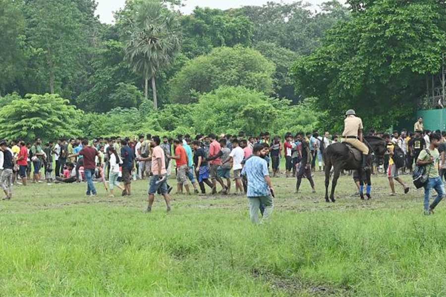 অপেক্ষা: ডার্বির টিকিটের জন্য লম্বা লাইন সমর্থকদের।
