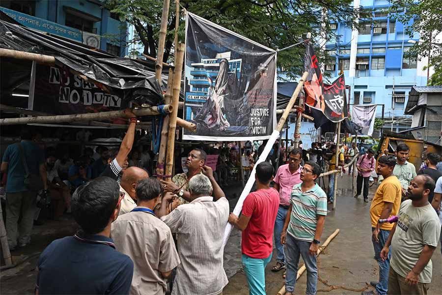 পুনর্গঠন: আর জি কর হাসপাতালে ভাঙা বিক্ষোব মঞ্চ ঠিক করেছেন সেখানকার কর্মীরা। শুক্রবার।