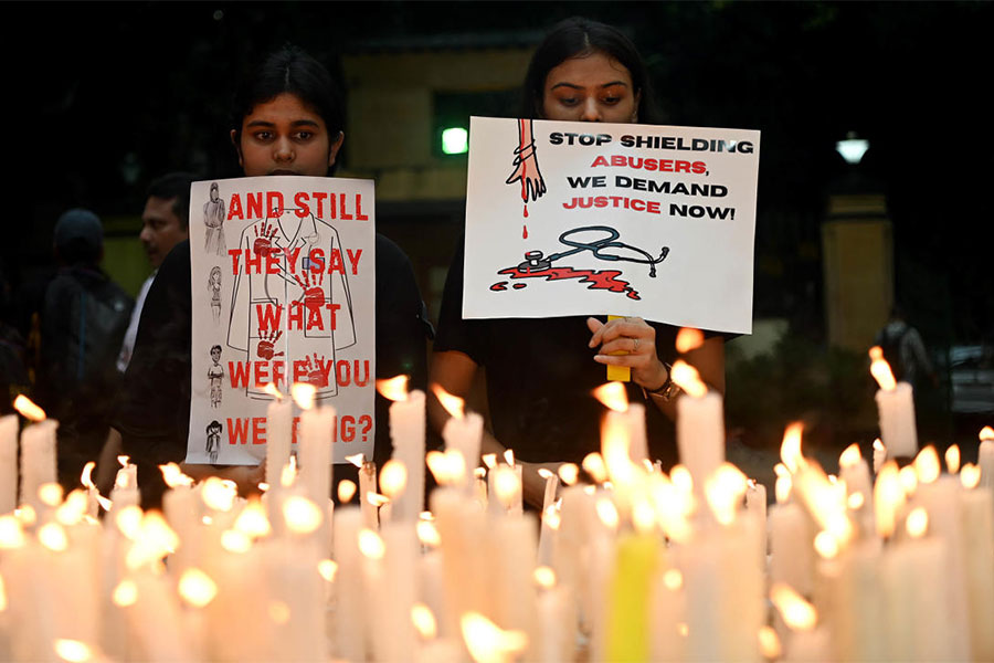 সহমর্মী: আর জি কর হাসপাতালে চিকিৎসক-ছাত্রীকে খুন ও ধর্ষণের ঘটনার প্রতিবাদে পথে সেন্ট জেভির্য়াসের পড়ুয়ারা। শুক্রবার, পার্ক স্ট্রিটে।