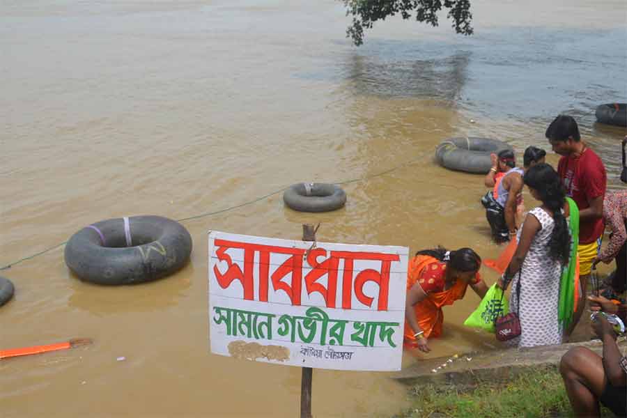 কাটোয়ায় ভাগীরথীতে সতর্কবার্তা। নিজস্ব চিত্র