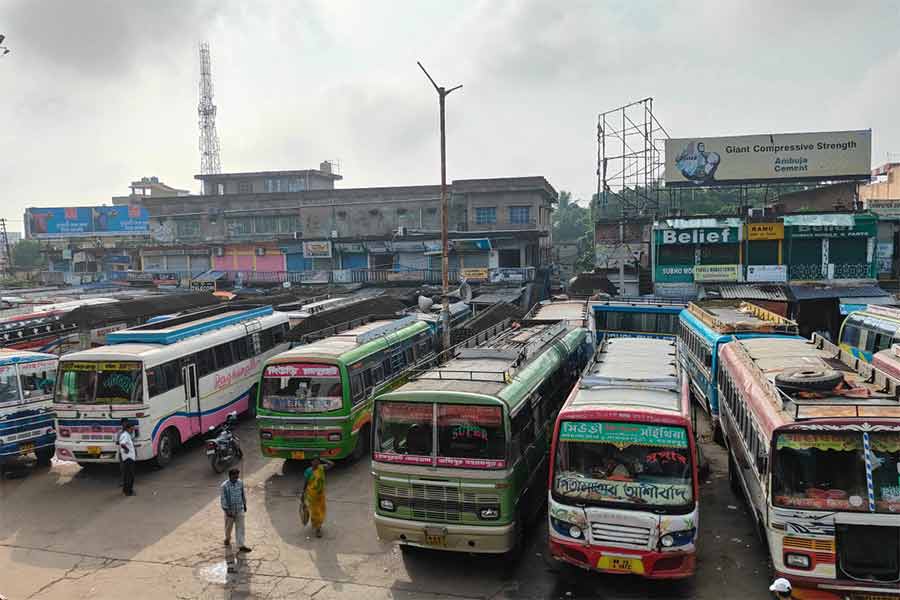 বন‌্ধের প্রভাব। সিউড়ির বেসরকারি বাসস্ট্যান্ডে দাঁড়িয়ে বাস।