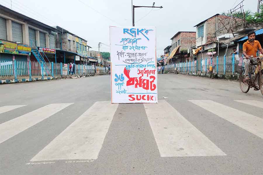 শুনশান মেচেদা সেন্ট্রাল বাস স্ট্যান্ড সংলগ্ন রাস্তা।