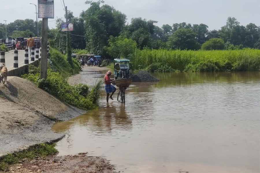 প্লাবনের জেরে ভুতনি ও মানিকচক যোগাযোগে ভুতনি সেতুর সংযোগকারী রাস্তার উপরেও শুক্রবার জল উঠে গিয়েছে।