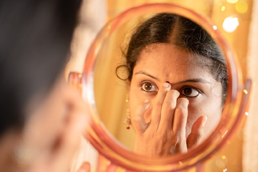 দুই ভ্রুর ঠিক মাঝখানে টিপ পরা হয়।