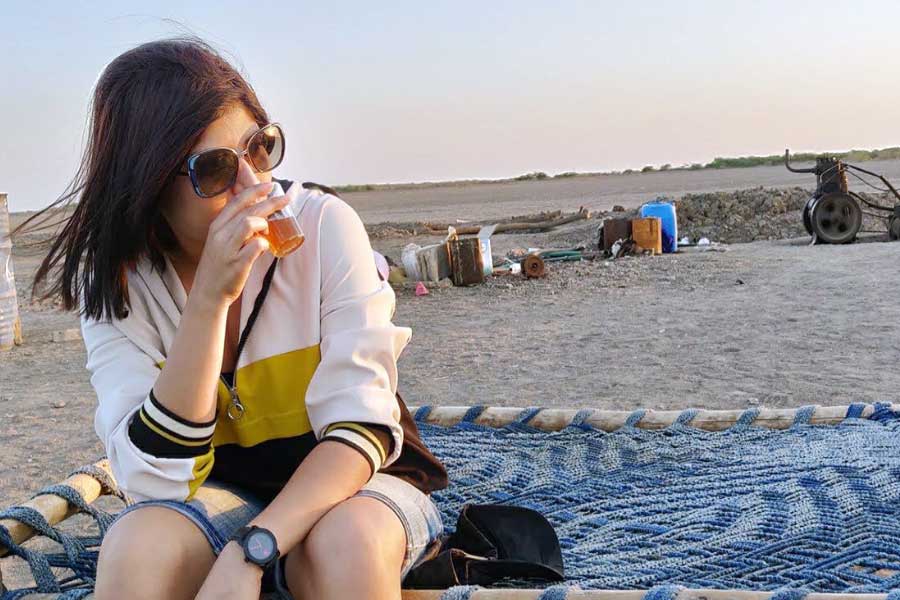 একলা বেড়ানোর সময় সন্দীপ্তার ছবি তুলে দিয়েছেন  গাড়িচালক থেকে স্থানীয় লোকজন।