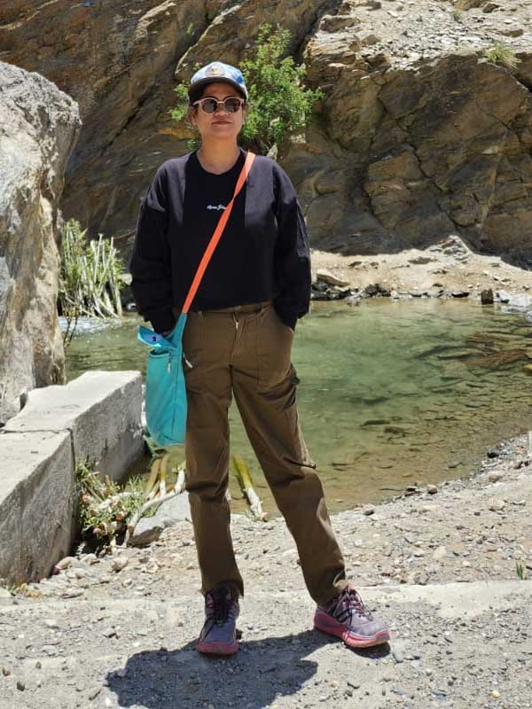 জস্করের শিলা জলপ্রপাতের ধারে নীপা রায় দাস। ছবিটি তাঁকে তুলে দিয়েছিলেন গাড়ির চালক।