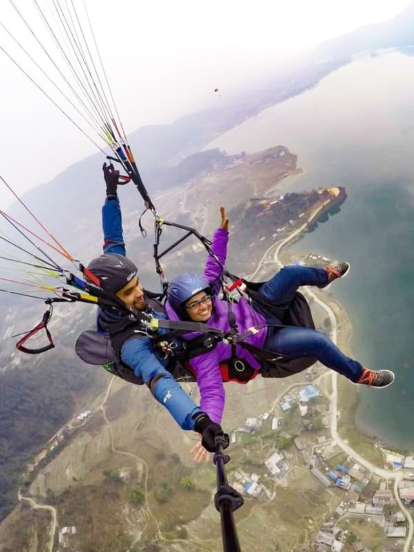 একলা ভ্রমণে স্বপ্নপূরণ। নেপালের পোখরায় প্যারাগ্লাইডিং করছেন মৌলীনা কুমার। 