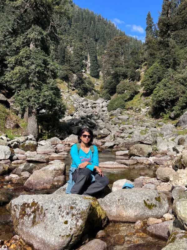 হিমাচল প্রদেশের ধর্মশালায় কারেরি লেকে যাওয়ার পথে সানন্দা বন্দ্যােপাধ্যায়। একলা ভ্রমণার্থীর অনুরোধে ছবিটি তুলে দিয়েছিলেন স্থানীয় গ্রামবাসী।