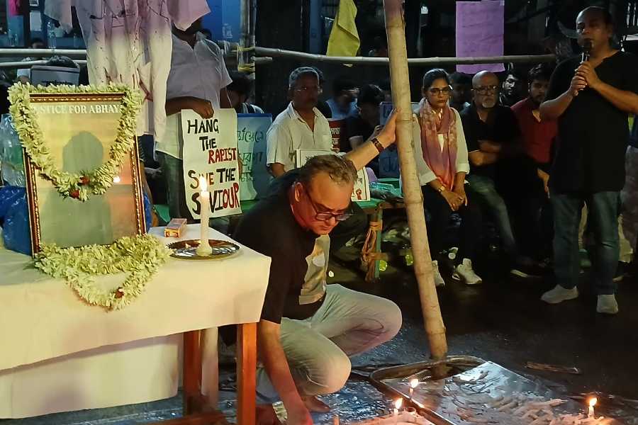 বিচারের দাবিতে নাট্যকর্মীরা।