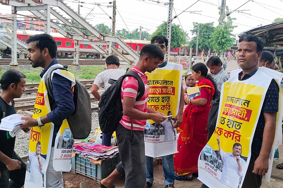 ট্রেন চলাচলে দেরি নিয়ে আপের প্রতিবাদ।