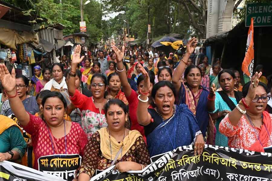 মেদিনীপুর শহরে তৃণমুলের প্রতিবাদ মিছিল। শনিবার বিকেলে।