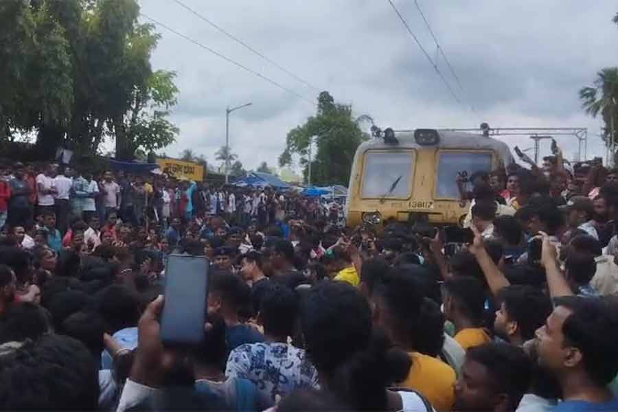 সুভাষগ্রাম স্টেশনে রেল অবরোধ।