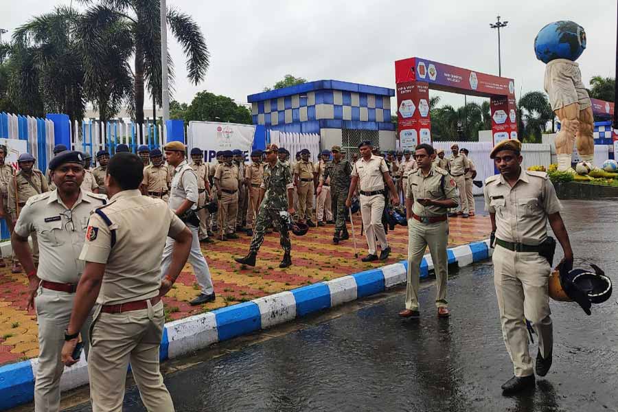 বিধাননগরের পুলিশ কমিশনারেট ১৬৩ ধারা জারি করার ঘোষণা  করতেই পুলিশের ঘেরাটোপে মুড়ে ফেলা হয় যুবভারতী চত্বর।