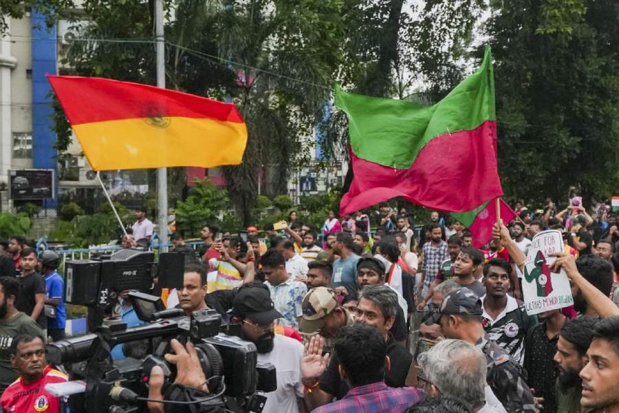 আরজি কর-কাণ্ডে বিচারের দাবিতে ইস্টবেঙ্গল এবং মোহনবাগান সমর্থকদের জমায়েত।