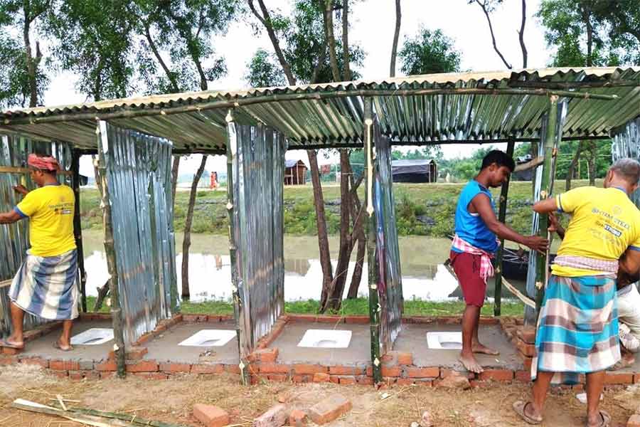 মালদহের ভুতনিতে প্লাবিত গ্রামের বাসিন্দাদের জন্য শৌচাগার তৈরির কাজ চলছে।