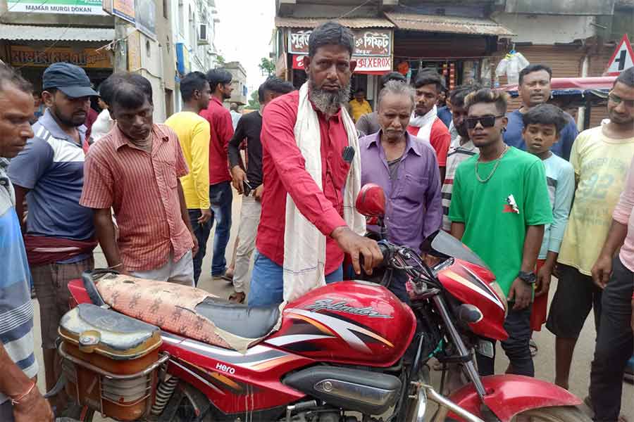 এই মোটরবাইকেই বিজেপির প্রাক্তন রাজ্য সভাপতি দিলীপ ঘোষের কনভয়ের একটি গাড়ি ধাক্কা মারে বলে অভিযোগ।