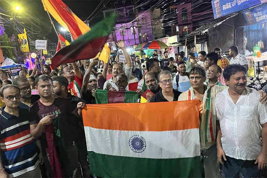 জলপাইগুড়ির রাস্তায় ইস্টবেঙ্গল - মোহনবাগান ক্লাবের সমর্থকদের মিছিল।