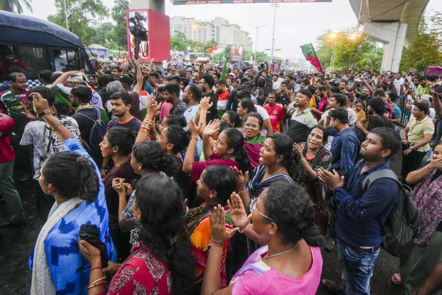 যুবভারতীর সামনে জমায়েত মোহন-ইস্ট সমর্থকদের। রবিবার বিকেলে।