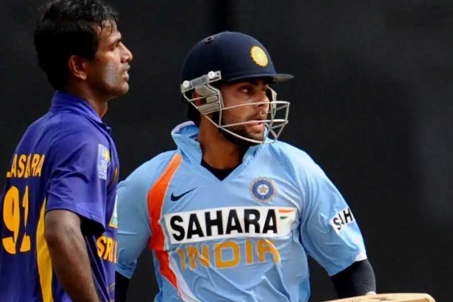 বিরাট কোহলি। ভারত তথা বিশ্বের সর্বকালের সেরা ব্যাটারদের অন্যতম। ২০০৮ সালের ১৮ অগস্ট ডাম্বুলায় শ্রীলঙ্কার বিরুদ্ধে আন্তর্জাতিক ক্রিকেটে অভিষেক হয়েছিল তাঁর। কেমন ছিল ভারতের সে দিনের প্রথম একাদশ? কারা ছিলেন সেই দলে? দেখে নেওয়া যাক।