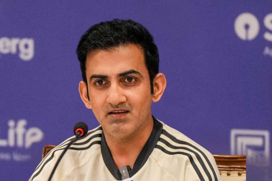 গৌতম গম্ভীর: শ্রীলঙ্কার বিরুদ্ধে সেই দলে ওপেন করেছিলেন গৌতম গম্ভীর। ভারতের বর্তমান কোচ সে দিন কোনও রান না করে প্যাভিলিয়নে ফেরেন। তাঁকে বোল্ড করেন চামিন্ডা ভাস।