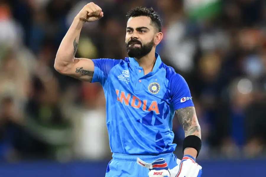 বিরাট কোহলি: বর্তমান কোচের সঙ্গে সে দিন ওপেন করেছিলেন বিরাট। প্রথম আন্তর্জাতিক ম্যাচে অবশ্য তেমন ছাপ ফেলতে পারেননি তিনি। ২২ বলে মাত্র ১২ রান করে কুলশেখরার বলে আউট হন।