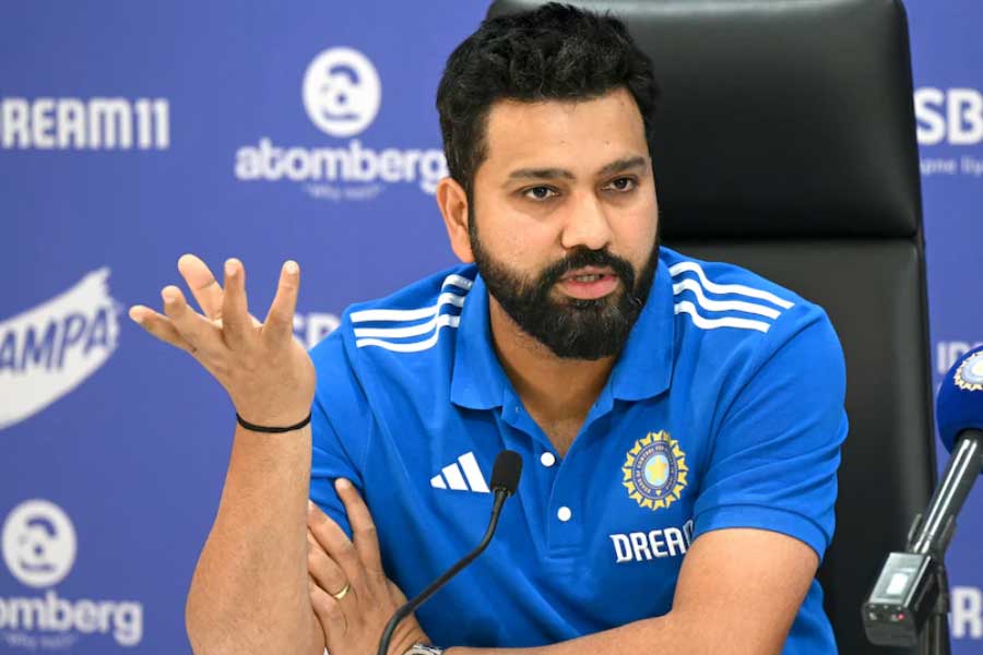 রোহিত শর্মা: পাঁচ নম্বরে নামেন ভারতের বর্তমান অধিনায়ক রোহিত শর্মা। ৩১ বলে ১৯ রান করেন তিনি।