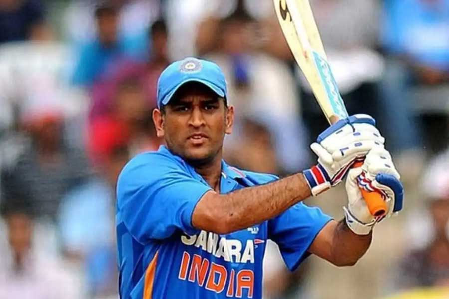 মহেন্দ্র সিংহ ধোনি: সেই ম্যাচের অধিনায়ক ছিলেন মহেন্দ্র সিংহ ধোনি। তবে বাকি ব্যাটারদের মতো ব্যর্থ হন তিনিও। ২৮ বল খেলে মাত্র ৬ রান করে অজন্তা মেন্ডিসের বলে আউট হন তিনিও।