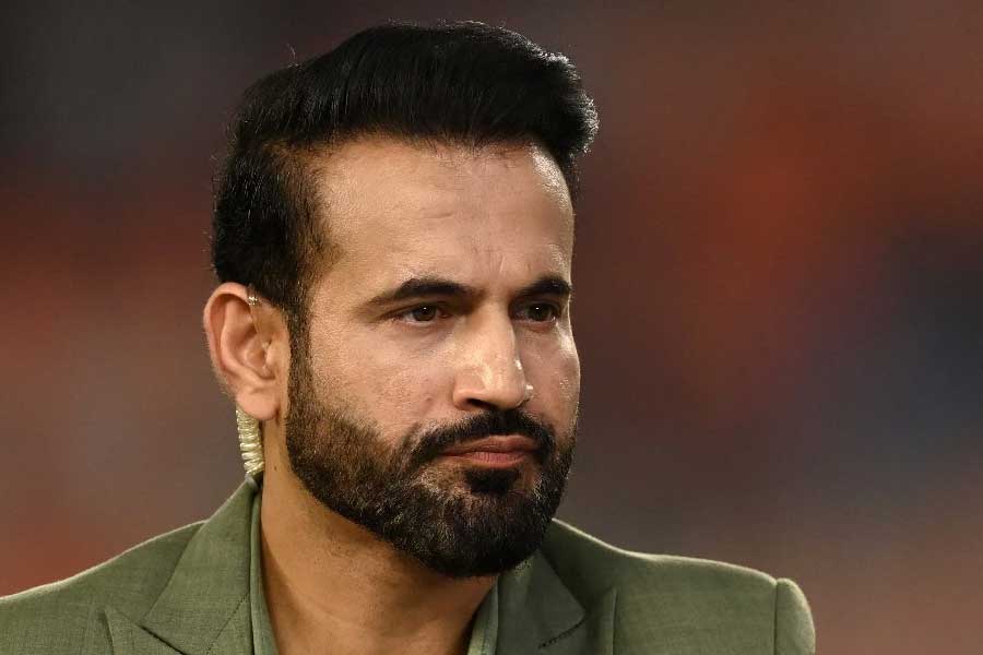 ইরফান পাঠান: ধোনির পর ব্যাট করতে নেমে বিশেষ সুবিধা করতে পারেননি ইরফান পাঠানও। ১৯ বলে ৭ রান করে মুরলীধরনের বলে আউট হন তিনি।