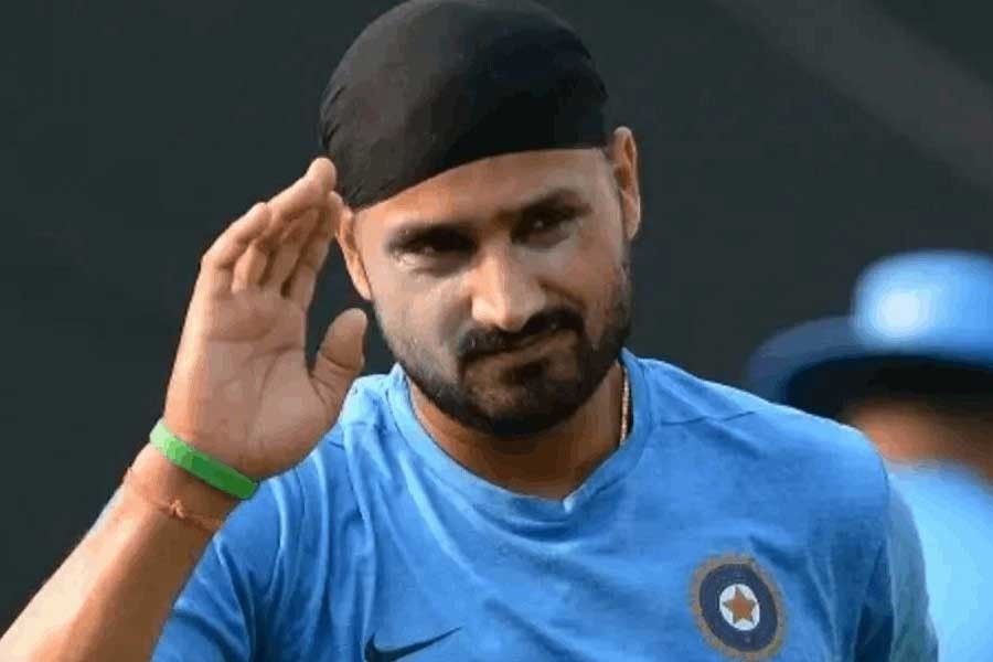 হরভজন সিংহ: আট নম্বরে নেমে ২৮ বলে ১২ রানের ইনিংস খেলেন হরভজন। মুরলীধরনের বলে আউট হন তিনিও।