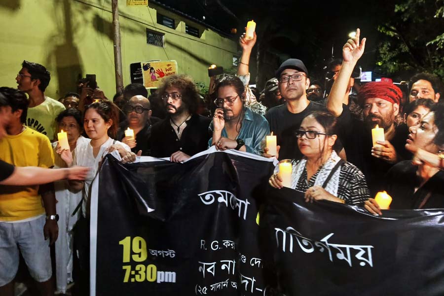 পথে সঙ্গীতমহল। 