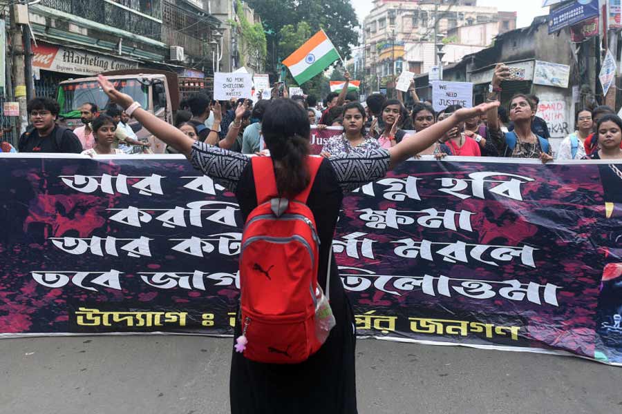 আরজি করের ঘটনার প্রতিবাদে হাওড়া ময়দান থেকে মন্দিরতলা পর্যন্ত বিভিন্ন কলেজের ছাত্রছাত্রী ও এলাকার সাধারণ মানুষের মিছিল।