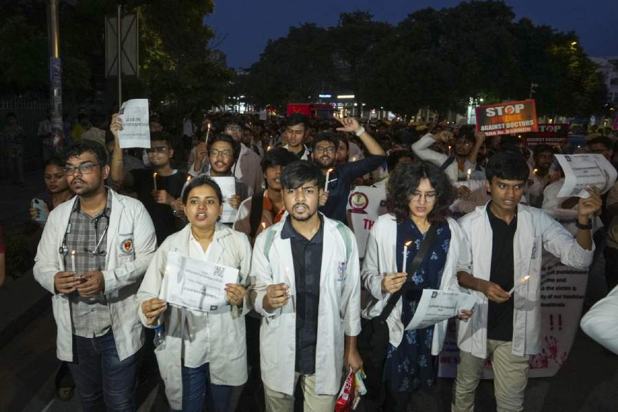 আরজি কর-কাণ্ডে দিল্লি এমসের ডাক্তারদের প্রতিবাদ মিছিল।