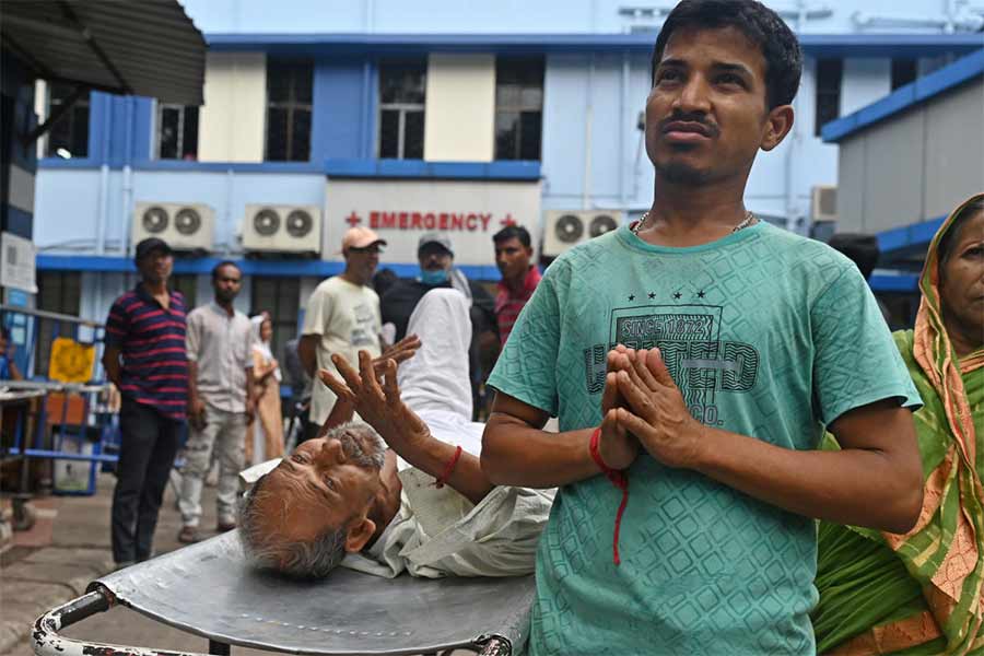 অসহায়: বাবার চিকিৎসার জন্য লক্ষ্মীকান্তপুর থেকে এসেছিলেন সোমনাথ হালদার। কিন্তু তাঁদের দু’সপ্তাহ পর আসতে বলা হয়।