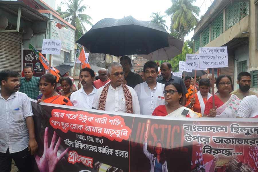 কাটোয়ায় বিজেপির প্রতিবাদ মিছিলে দিলীপ ঘোষ।