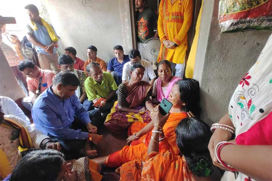 নান্দুরের খুন হওয়া জনজাতি সম্প্রদায়ের তরুণীর বাড়িতে তৃণমূলের আদিবাসী সেলের নেতারা।