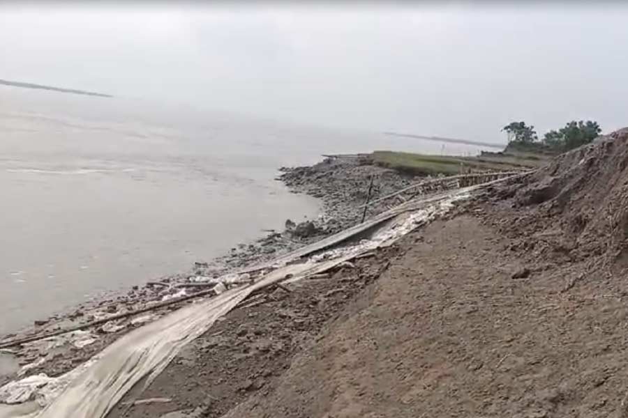 সুন্দরবনে বেহাল নদীবাঁধ।