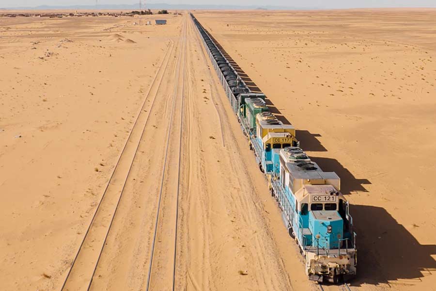 World's longest train runs in the Sahara Desert of Mauritania with 200 compartments