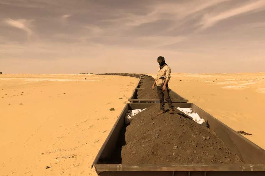 World's longest train runs in the Sahara Desert of Mauritania with 200 compartments