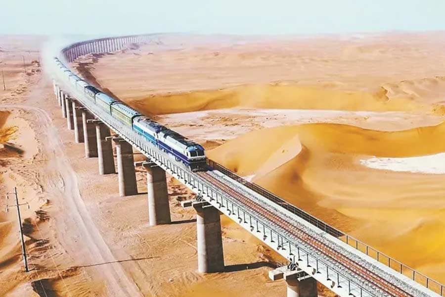 World's longest train runs in the Sahara Desert of Mauritania with 200 compartments