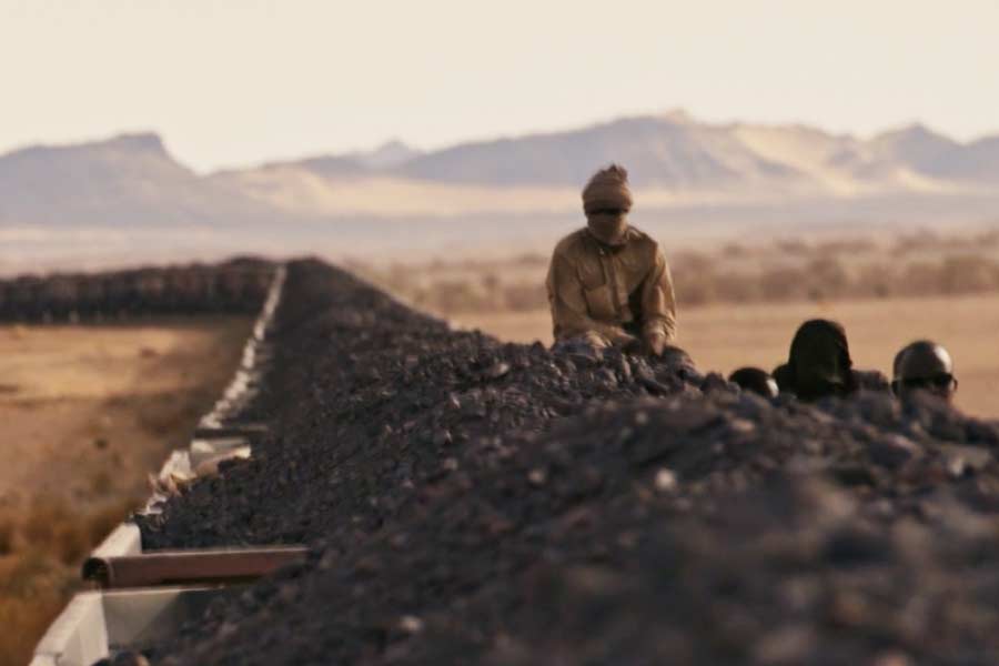 World's longest train runs in the Sahara Desert of Mauritania with 200 compartments