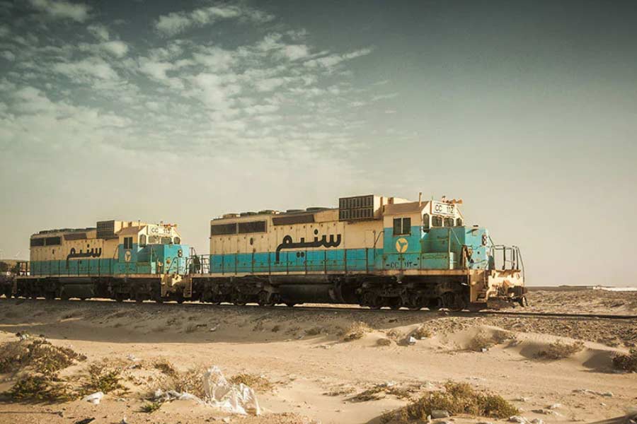 World's longest train runs in the Sahara Desert of Mauritania with 200 compartments